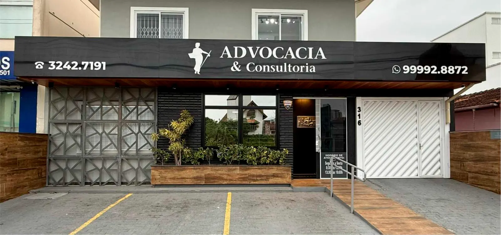 Fachada do escritório Rebelo Viana Advocacia e Consultoria de dia