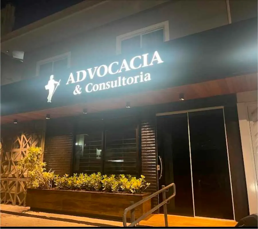 Fachada iluminada do escritório Rebelo Viana Advocacia e Consultoria à noite